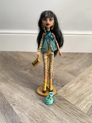 Monster High Cleo De Nile First Wave 1st Black Elastics Doll + Original Stand - Image 1 of 4