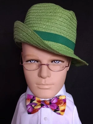 Pajarita preatada hecha a mano patrón espacial de colores brillantes Foto 1 de 2