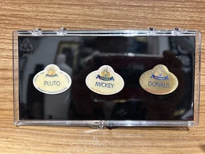 ¡Nuevo! Juego de 3 prendedores réplicas de etiquetas de nombre exclusivas del elenco del 50 aniversario de Disney en caja - Imagen 1 de 5