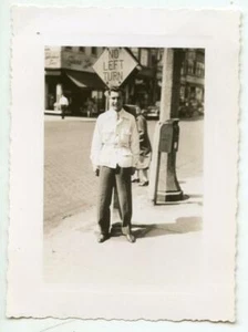 Weiße Jacke Mann auf Straße kein Linksabbieger Verkehrsschild Vintage 40er Jahre Foto - Bild 1 von 1