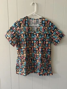 Barco Juniors Women’s Medium Scrub Top Short Sleeve Patterned EUC P3 - Picture 1 of 8