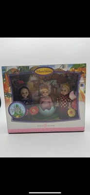 El Mago de Oz Munchkins Set 3 Barbie Coleccionista Etiqueta Rosa Muñeca Nuevo #K9413 Nuevo en Caja Foto 1 de 4