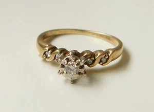 A LOVELY 9ct GOLD DIAMOND SOLITAIRE RING WITH DIAMOND ACCENTS - Picture 1 of 2