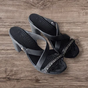 Crocs Beautiful Cyprus IV Rhinestone Embellished Heel Size 9 Black NEW Rare - Picture 1 of 10