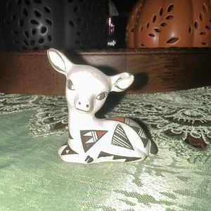 Vintage  Signed Acoma Pueblo Pottery Fawn Small Chip On Ears - Picture 1 of 8