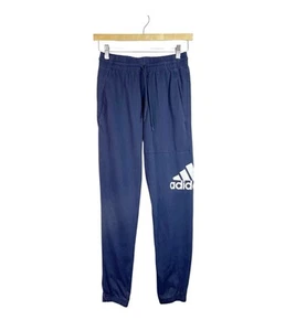 Adidas Herren Essentials Trikot Tapered Badge of Sport Hose Navy IC9428 Größe S - Bild 1 von 12