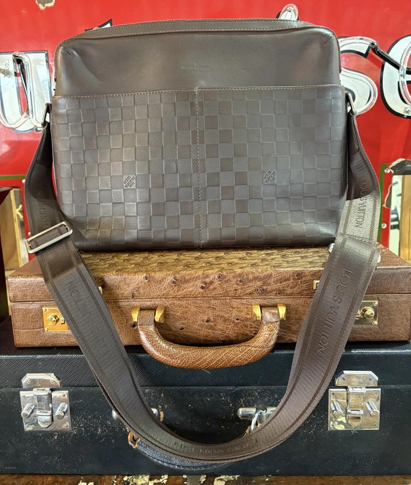 Auth. Louis Vuitton Brown Leather Calypso Messenger Bag - Изображение 1 из 4