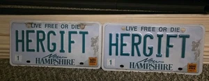 New Hampshire NH Vanity Nummernschild - 2022 Etiketten - "HERGIFT" - Live Free Or Die  - Bild 1 von 4