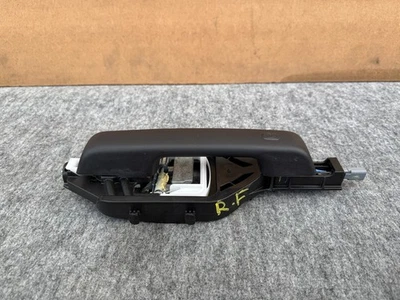 ОРИГИНАЛЬНАЯ ПЕРЕДНЯЯ ПРАВАЯ ПАССАЖИРСКАЯ РУЧКА ДВЕРИ БЕЗ КЛЮЧА FORD BRONCO 2021-2025 В СБОРЕ - Изображение 1 из 4