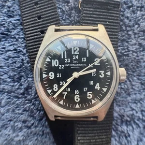 Reloj IWC Guerra de Vietnam Militar Vintage Enrollado a Mano Esfera Negra de JP Usado Raro - Imagen 1 de 9