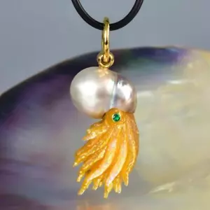 Nautilus Anhänger Süd See Perle Mit Perlmutt Schnitzerei & Smaragd 10.02 G - Bild 1 von 12