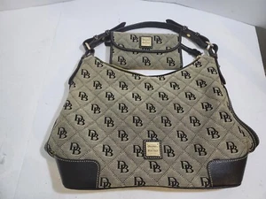 Bolso de hombro Dooney and Bourke de lona y cuero marrón - Imagen 1 de 7