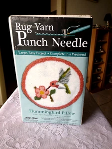 RUG YARN PUNCH NEEDLE HUMMINGBIRD PILLOW # 73520 * APPROX. 12" X 12" * NEW * - Picture 1 of 6