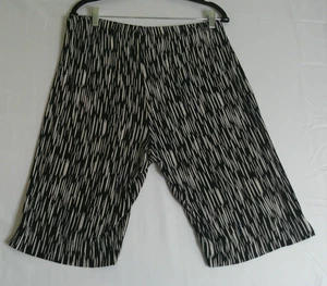 Chicos Travelers 2 US 12/14 Black White Geometric Shorts Preppy Career Vacation - Picture 1 of 8