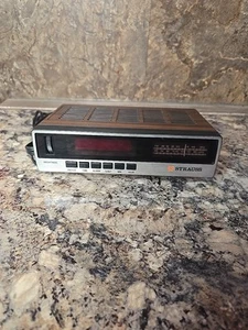 VINTAGE STRAUSS RADIO ALARM CLOCK AM FM WOOD GRAIN JCR365 - TESTED - Picture 1 of 8