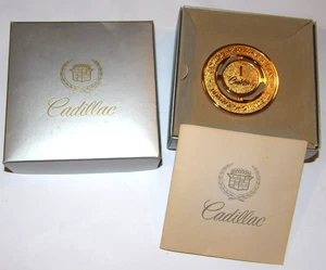 UNBENUTZT VINTAGE 1989-90 DEVILLE/FLEETWOOD CADILLAC "HERITAGE OF OWNERSHIP MEDALLION"! - Bild 1 von 14