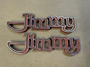 75-80 GMC JIMMY FENDER EMBLEMS #351758 PAIR BROKEN READ 1975-1980 OEM - Bild 1 von 3