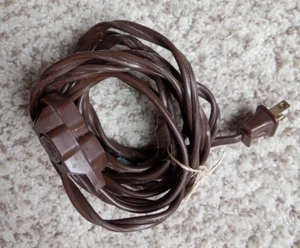 GE INDOOR 9 FOOT BROWN EXTENSION CORD 2 PRONG 3 OUTLET - Picture 1 of 3