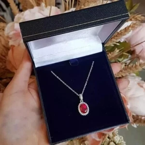 Colgante de mujer de rubí rojo creado en laboratorio de corte ovalado de 2 quilates enchapado en oro blanco de 14 quilates cadena gratis - Imagen 1 de 9