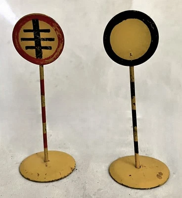 ЛОТ A - 2 ВИНТАЖНЫЕ 4-ДЮЙМОВЫЕ ЛИСТОВЫЕ МЕТАЛЛИЧЕСКИЕ ЖЕЛТЫЕ ИГРУШЕЧНЫЕ ПОЕЗДА ИЛИ УЛИЧНЫЕ ЗНАКИ  - Изображение 1 из 4