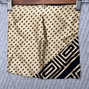 Cuadrado de bolsillo de seda vintage negro crema Art Deco 10 X 10 bordes enrollados a mano - Imagen 1 de 6