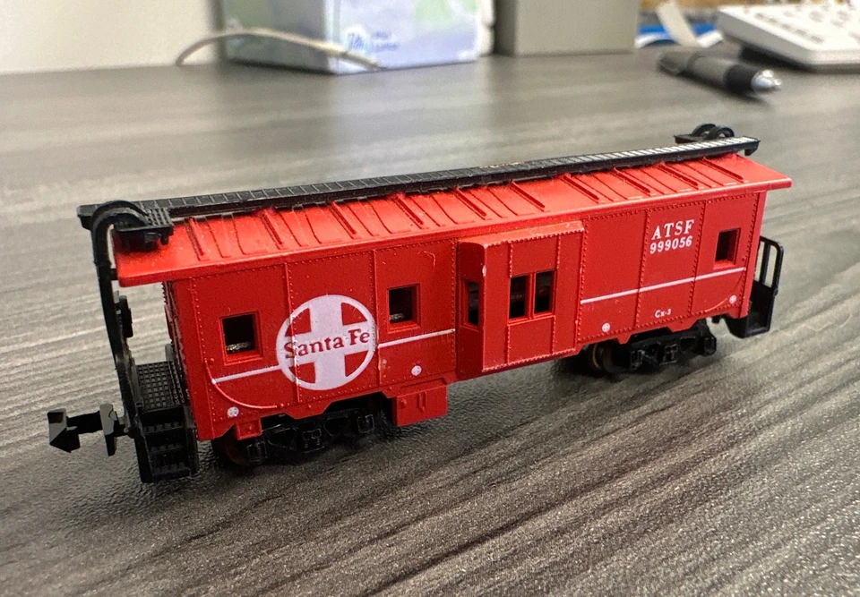 N Scale Bay Window Caboose ATSF #999056 RTR 1:160 Preowned - Image 1 of 4