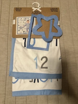 Cobertor Baby Essentials Photo Op Milestone, 3 Peças, Azul, NOVO - Imagem 1 de 3