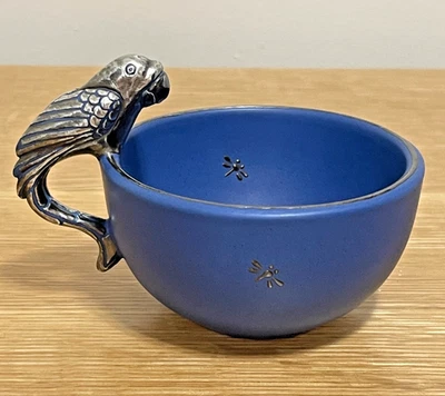 Taza de café Emilia Castillo hecha a mano de cerámica y plata, mango de loro plateado Foto 1 de 4