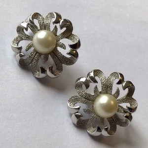 VINTAGE CROWN TRIFARI SIGNED PEARL EARRINGS R21 - Picture 1 of 2