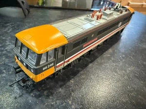 HORNBY R800 BR CLASS 86246 ELECTRIC LOCO ROYAL ANGLIAN REGIMENT RUNS /NO PANTO. - Foto 1 di 7