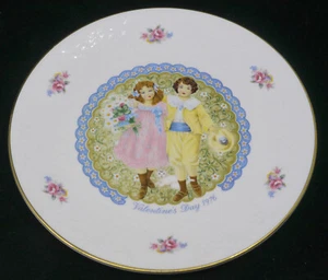 1976 ROYAL DOULTON VALENTINE'S DAY COLLECTOR PLATE, 8.25 INCHES - Picture 1 of 4