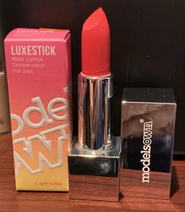 Lápiz labial mate de lujo propio de modelos, rosa Cosmo 02 nuevo en caja - Imagen 1 de 5