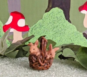 Miniatur Hasen im Korb Pick Hase Kaninchen Fee Gartenzwerg Garten NEU - Bild 1 von 7