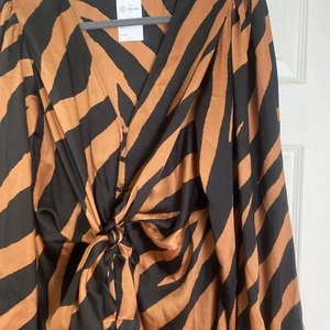 Fabulous Tiger Print Silky Dress Size 12 F W Bridge - Picture 1 of 1