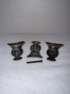 Antiguo lote de 3 tiradores de cajón abstractos de metal latón ornamentado de la década de 1920 Foto 1 de 3