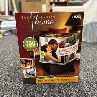 Cubo fotográfico giratorio motorizado Sarah Peyton Home nuevo en caja 4x4 Foto 1 de 4