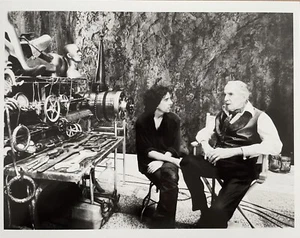 TIM BURTON, PRECIO VINCENT en el Set "Manos de Tijera" Foto CANDID Shot 8x10" COMO NUEVO - Imagen 1 de 1