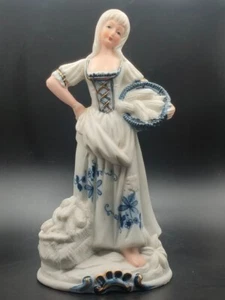 Porzellan Figur Frau mit Korb, 22 cm groß, blau geblümt, Vintage - Bild 1 von 12