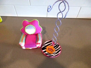 Groovy Girlsđź’–Doll-2003 Modern Chair-5"-Doll Stand-Furniture-Lot G7 - Picture 1 of 4