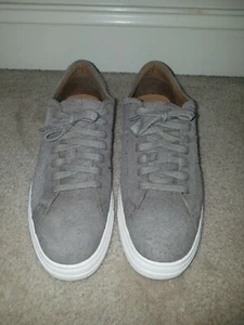 Tenis de gamuza de la marca Lord & Taylor negras y marrones gris - Imagen 1 de 8