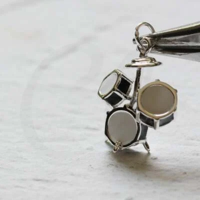 Dije de plata de ley maciza de una pieza - Esmaltado - Kit de batería 20x16 mm (CW) Foto 1 de 4