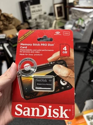 SanDisk Memory Stick 4 GB - Image 1 of 4