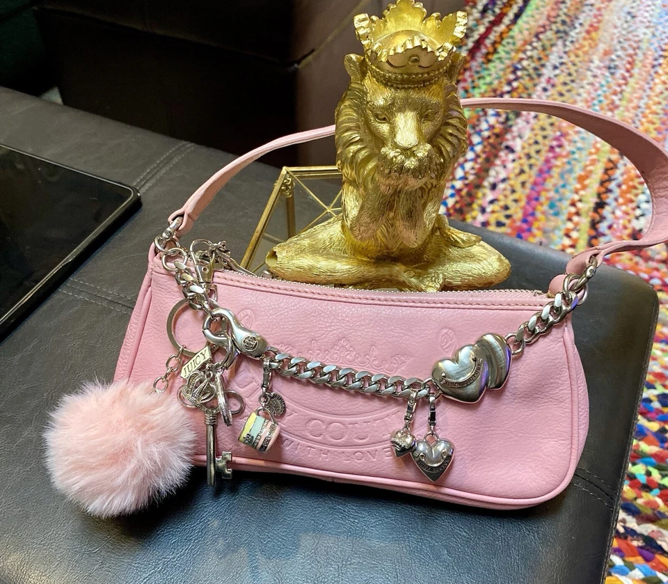 Mini Bolso Baguette Rosa Juicy Couture Vintage Y2K con Cadena de Dijes Extras Cargados Foto 1 de 4