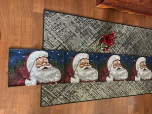 Vier Artikel Weihnachtsmann Tischläufer 71x13, Schlitten 8”, 2 Glas Kerzenhalter 4” - Bild 1 von 10