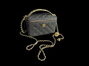 Chanel VIP Regalo Gratis Bolsa de Maquillaje Lrg Estuche de Tocador Nuevo en Caja - Imagen 1 de 17