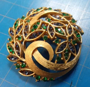 Spilla Vintage Corona Trifari Tono Oro Blu e Verde Strass - Foto 1 di 6