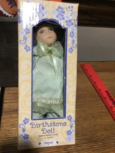 Ganz August Birthstone Porzellanpuppe - Bild 1 von 4
