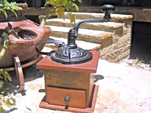 Antike Kaffeemühle Holz mit Eisen Handkurbel - Bild 1 von 12