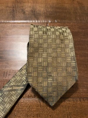Corbata Salvatore Ferragamo Hecha en Italia Cuadrados Geométricos Dorados Seda Diseñador Cuello Foto 1 de 4