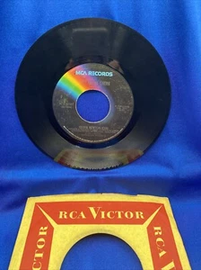 OLIVIA NEWTON-JOHN LET ME BE THERE/MAYBE THEN ILL THINK OF YOU MCA REC VINYL 45 - Bild 1 von 2